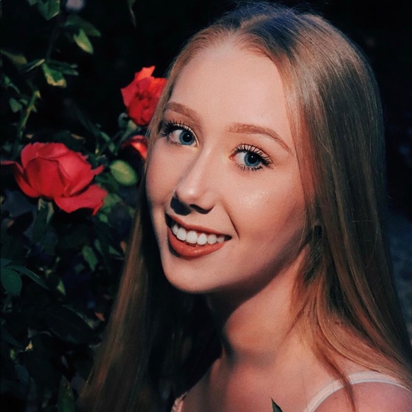 Profile Picture of Dakota Hanson (@kotahanson) on Poshmark