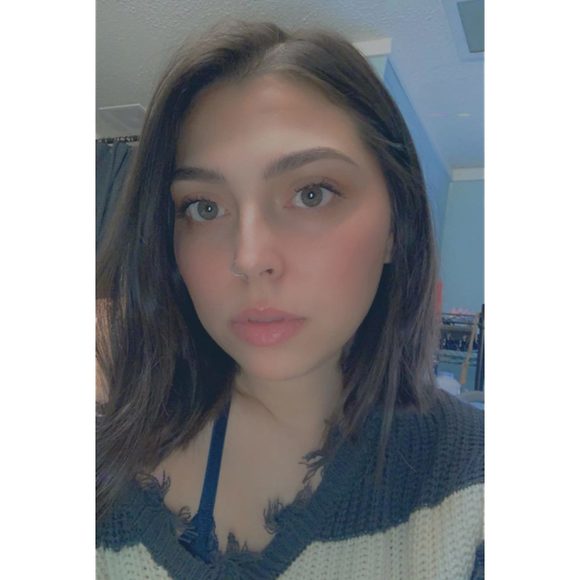 Profile Picture of Andreanna Putnam (@andreannaputnam) on Poshmark