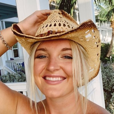 Profile Picture of Sarah Beth Holloway (@sbholla15) on Twitter