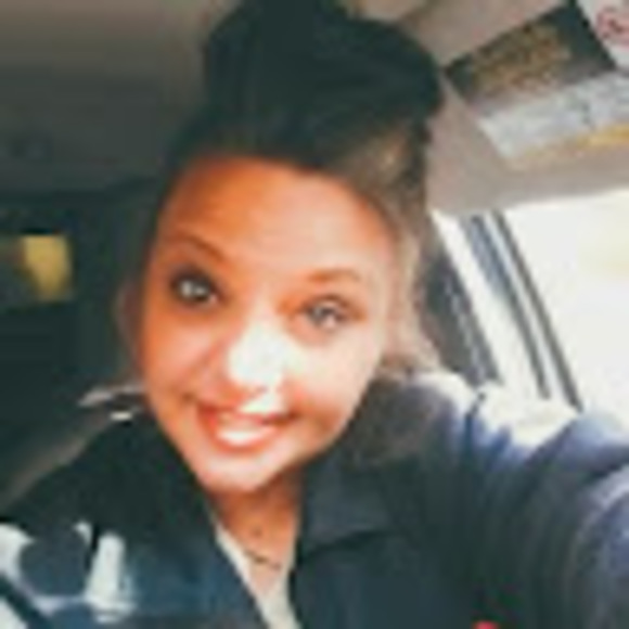 Profile Picture of Kimberly Cates (@kimberlycate858) on Poshmark