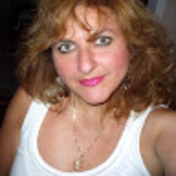 Profile Picture of Mata Korakis (@matascakes) on Poshmark