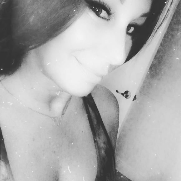 Profile Picture of Jeannie Acuna (@jeannieacuna) on Poshmark