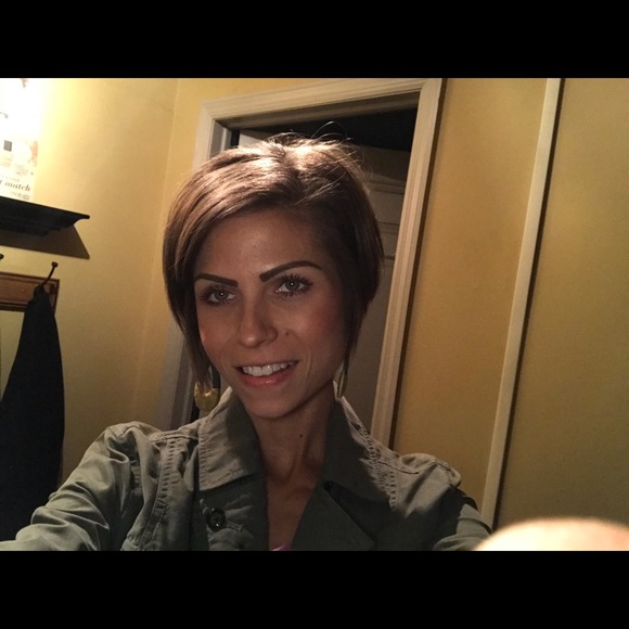 Profile Picture of Jennah Bensel (@jennahb37) on Poshmark