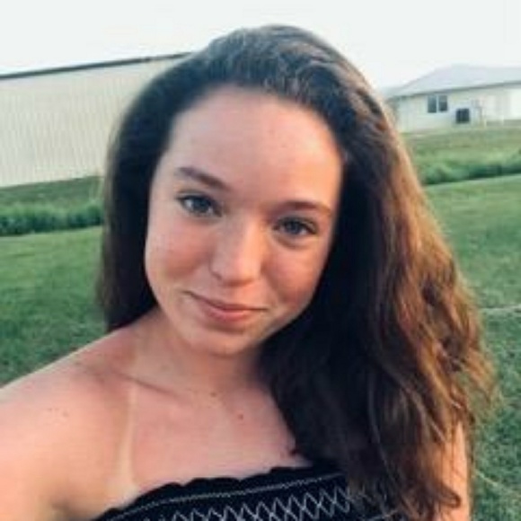 Profile Picture of Ayla & jordyn Leitenbauer (@aylaandjordyn) on Poshmark