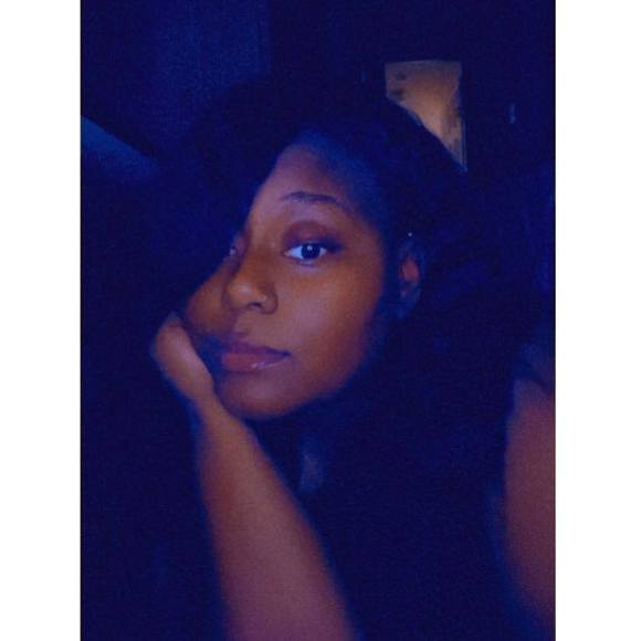 Profile Picture of Shanell Singleton (@shanell1999) on Poshmark