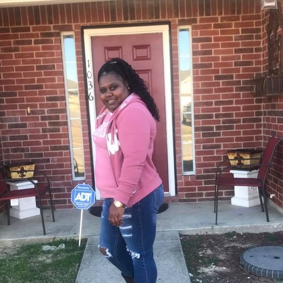 Profile Picture of Gladys Moore (@gladysmoore552) on Poshmark