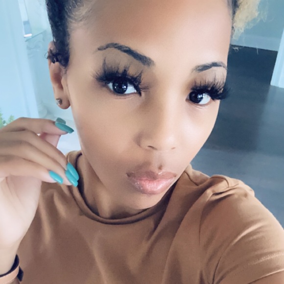 Profile Picture of Atavias Mitchell (@atavias23) on Poshmark