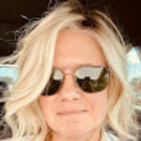 Profile Picture of Jennifer Zdunkiewicz (@jenzdunk) on Poshmark