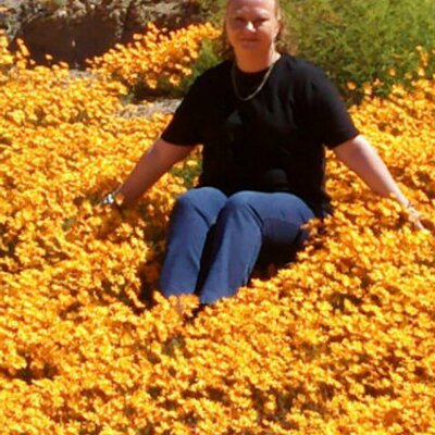 Profile Picture of Paula Howard (@PaulaNfan) on Twitter