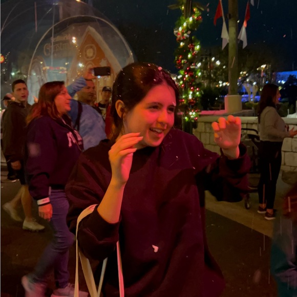 Profile Picture of Sam Fernandez jaramillo (@samfj_08) on Poshmark