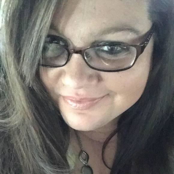 Profile Picture of Jesseandmegan Blevins (@jesseandmeganb) on Poshmark