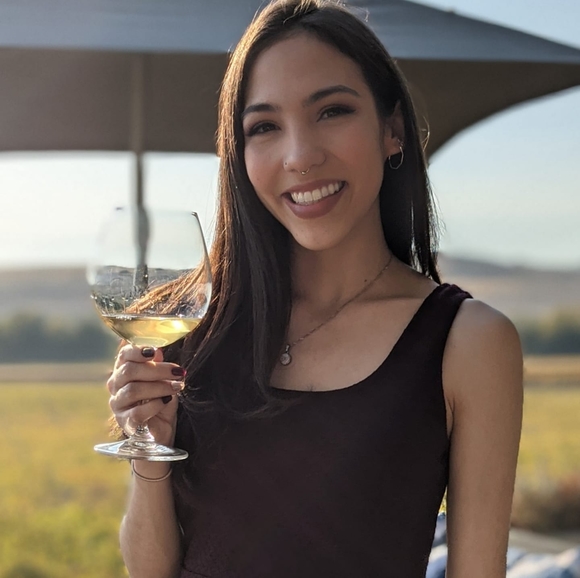 Profile Picture of Mary Gomes (@mgnuhm) on Poshmark