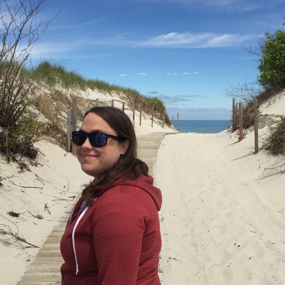 Profile Picture of Tara Niedermeier (@taraniedermeier) on Poshmark