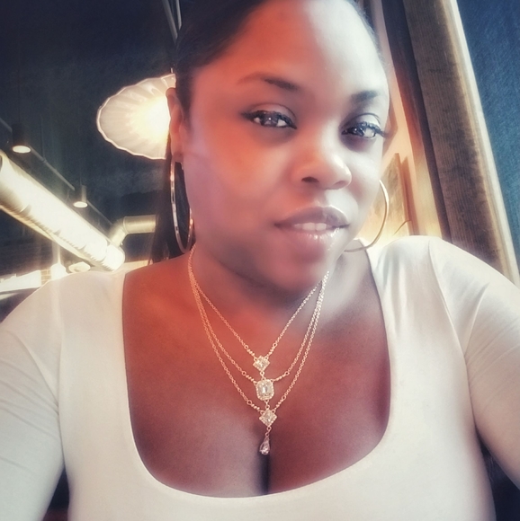 Profile Picture of Nikia Scott (@nikkinik1) on Poshmark