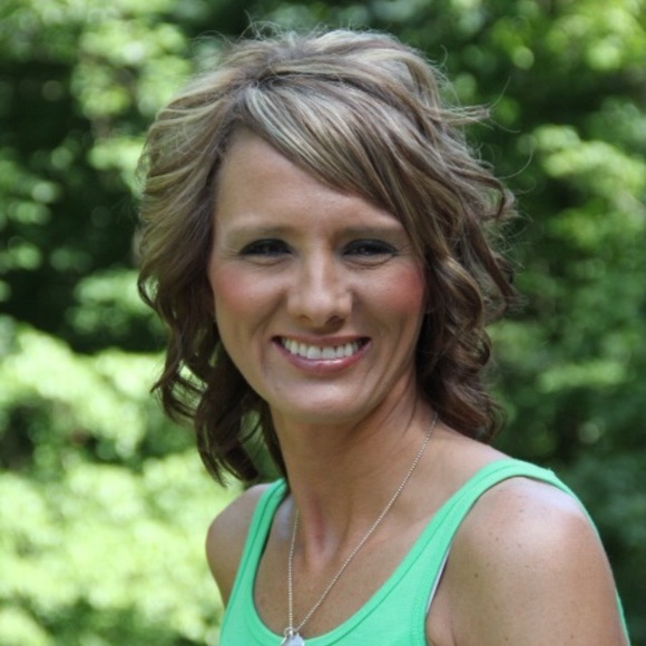 Profile Picture of Debbie Robbins (@debbierobbins) on Poshmark