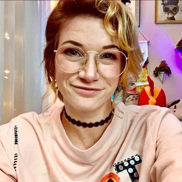 Danielle Daverona - Poshmark Profile Picture of Danielle Daverona (@ddaverona) on Poshmark