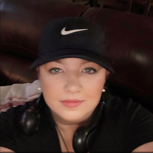 Profile Picture of Susie Brezik (@gatorgr88) on Poshmark