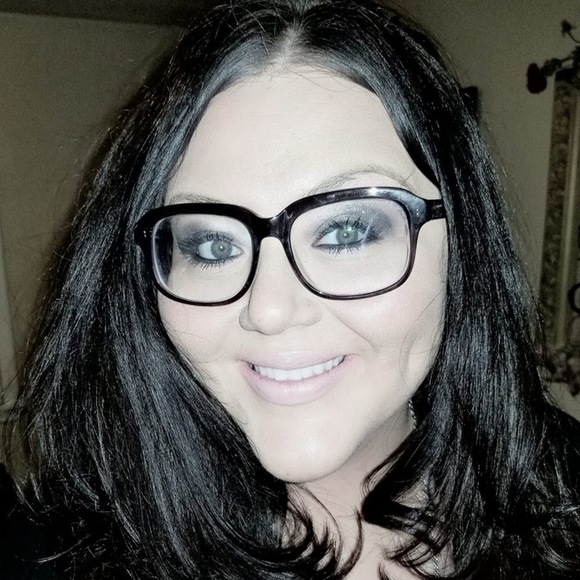 Profile Picture of Amanda Block (@amandakblock) on Poshmark