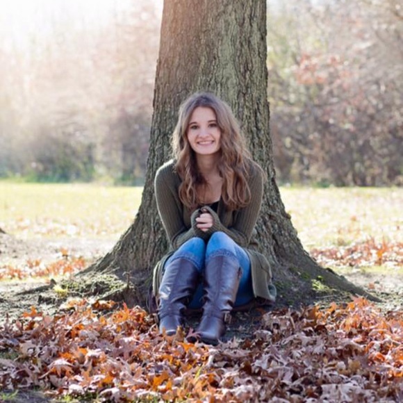 Profile Picture of Julia Olson (@julsz25) on Poshmark