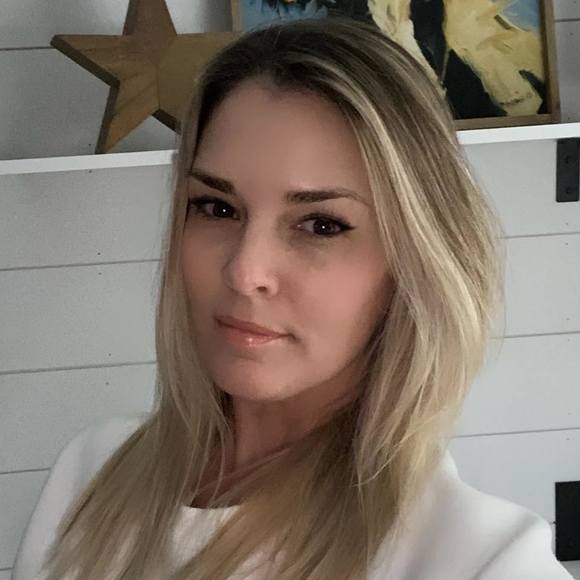 Profile Picture of Cathy Cucciniello (@cathycucci) on Poshmark