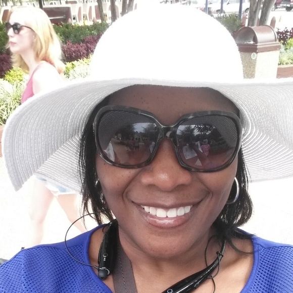 Profile Picture of Cheryl Womble (@cuwomble) on Poshmark