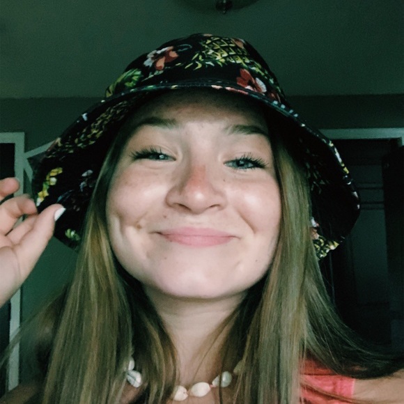 Profile Picture of Liv Walpole (@liv_dru) on Poshmark