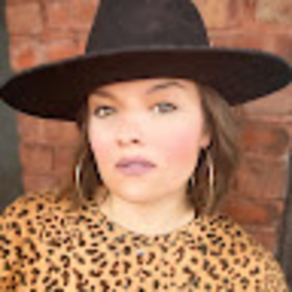 Profile Picture of Julia Chisholm (@juliachishol448) on Poshmark