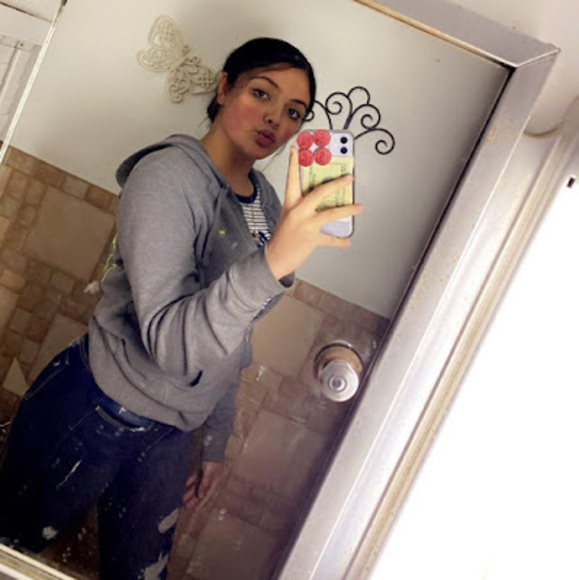 Profile Picture of Itzel Herrera (@herrerai2006g) on Poshmark