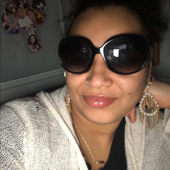 Profile Picture of Danielle Robles (@daniellerobl443) on Poshmark