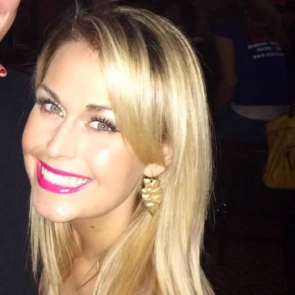 Profile Picture of Ali Nemser (@alinemser) on Poshmark