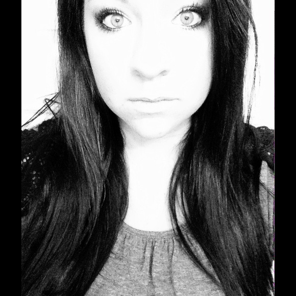 Profile Picture of Stephanie Bolen (@stephalexis24) on Poshmark