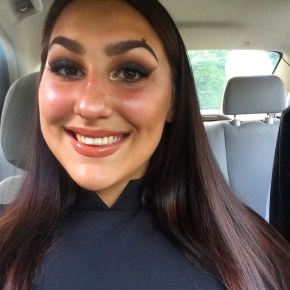 Profile Picture of Tia Avery (@averytia97) on Poshmark