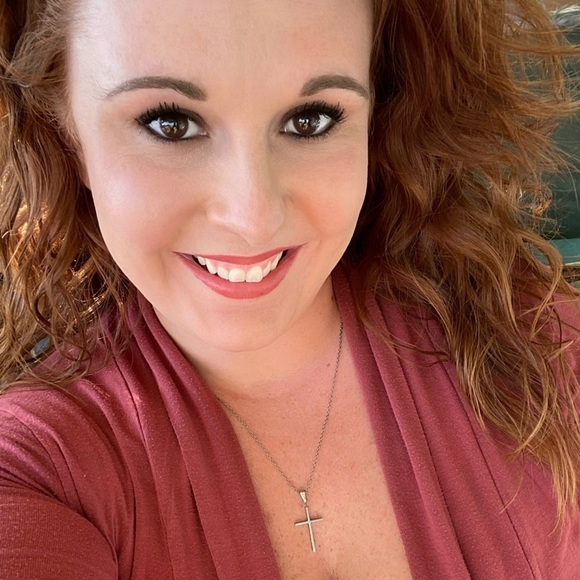 Profile Picture of Samantha Hess (@samanthahess562) on Poshmark