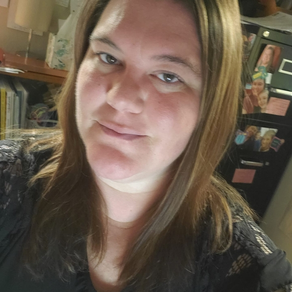 Profile Picture of Crystal Harthun (@crys81h) on Poshmark