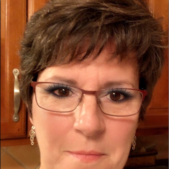 Profile Picture of Michelle Pells (@mompells) on Poshmark