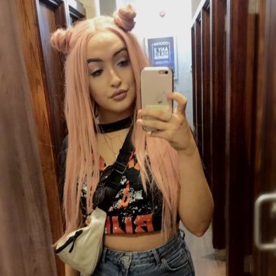 Profile Picture of Zoe Finch (@ZoeFinch9) on Twitter