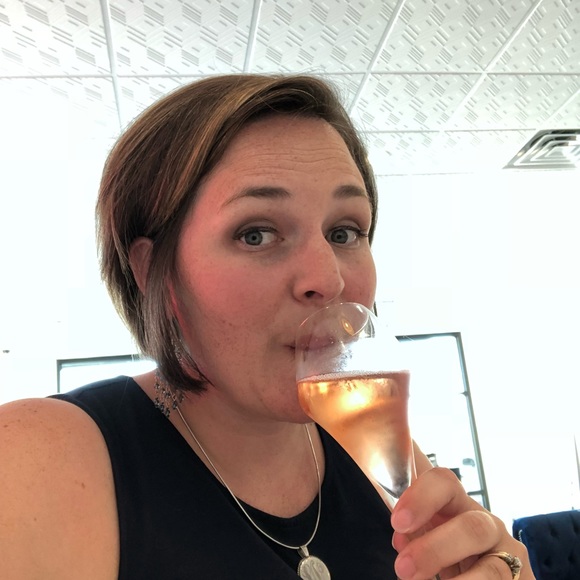 Profile Picture of Wendy Uzzle (@uzzle08) on Poshmark