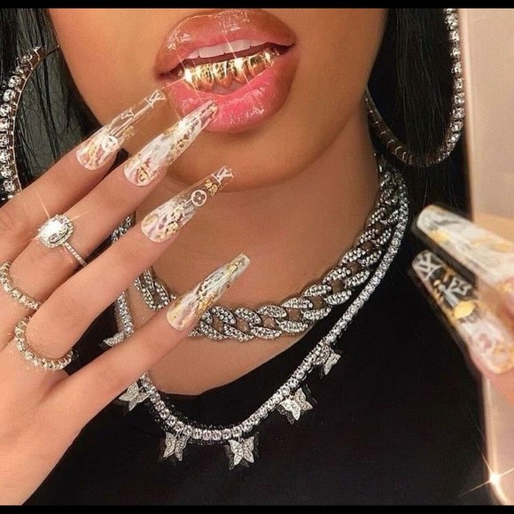 Profile Picture of Resa Resa (@rresa) on Poshmark