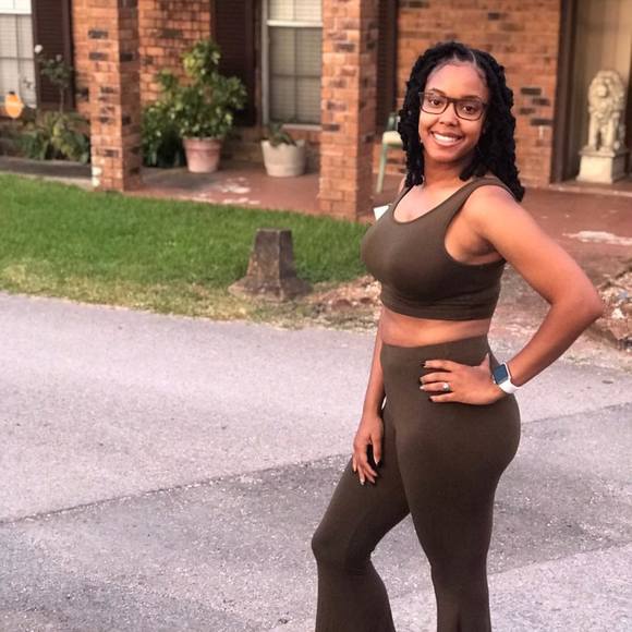 Profile Picture of Charde Lamark (@chardeezy33) on Poshmark