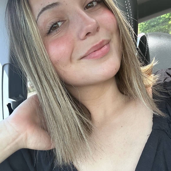 Profile Picture of Gabrielle Balinski (@g_balinski) on Poshmark