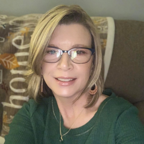 Profile Picture of Shelley Badalucco (@shellbad0208) on Poshmark