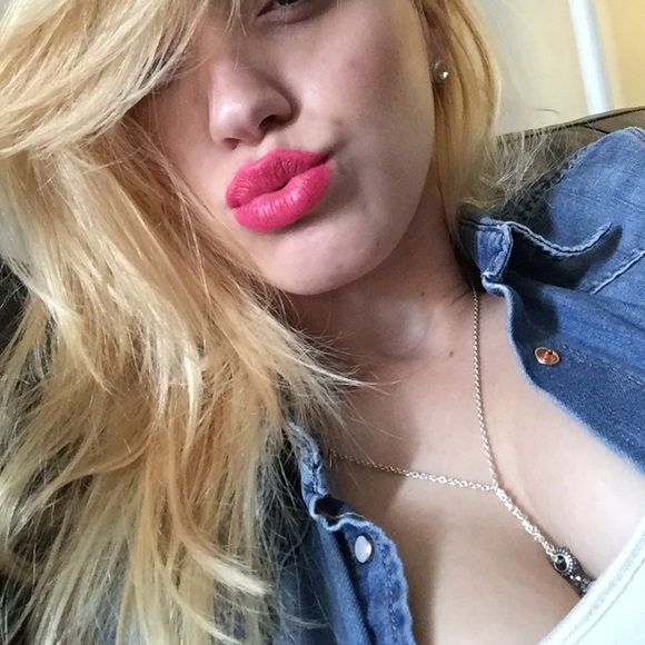 Profile Picture of Minely Soto (@minelys91) on Poshmark