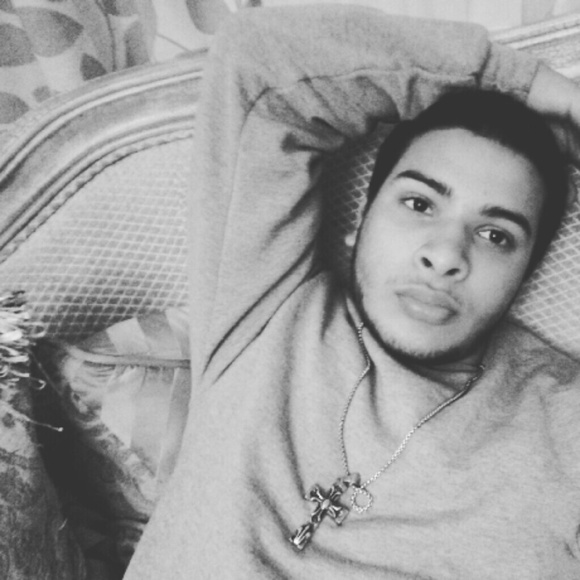 Profile Picture of Edwin Bueso (@edwin_bueso) on Poshmark