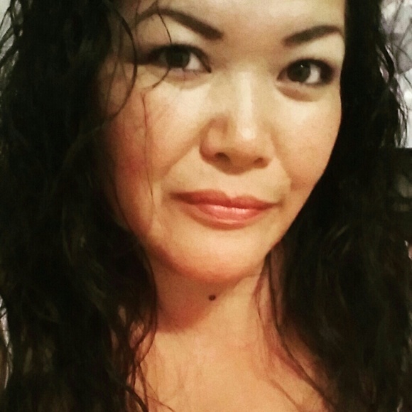 Profile Picture of Melanie Barry (@boysnbarrys) on Poshmark