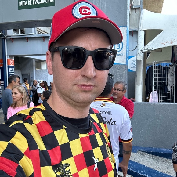 Profile Picture of Nate Cubeta (@cubetas) on Poshmark