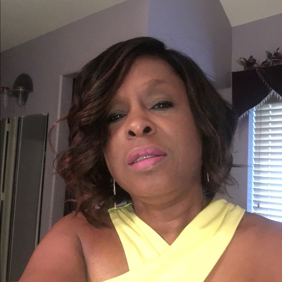 Profile Picture of Rosie Minniefield (@rosieminnie2) on Poshmark