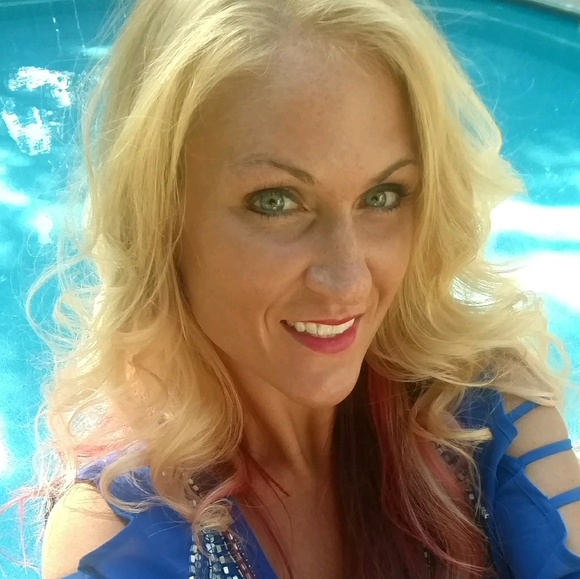 Profile Picture of Jacqueline Caylor (@jacquecaylor) on Poshmark