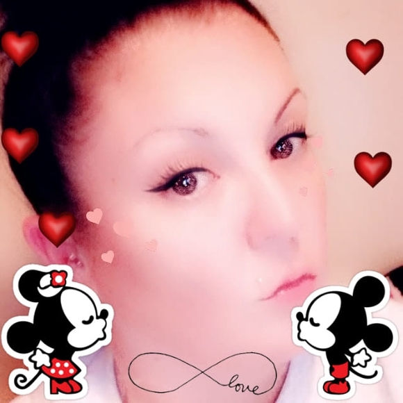 Profile Picture of Laura Solomon (@33laura33) on Poshmark