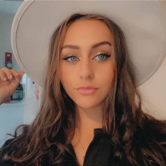 Profile Picture of Samantha Elfassy (@selfassy) on Poshmark