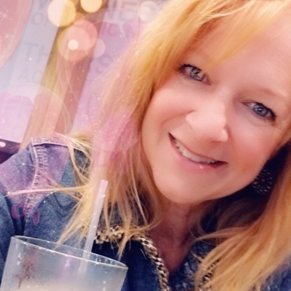 Profile Picture of Lori Rasmussen-murray (@lorirazz1368) on Poshmark